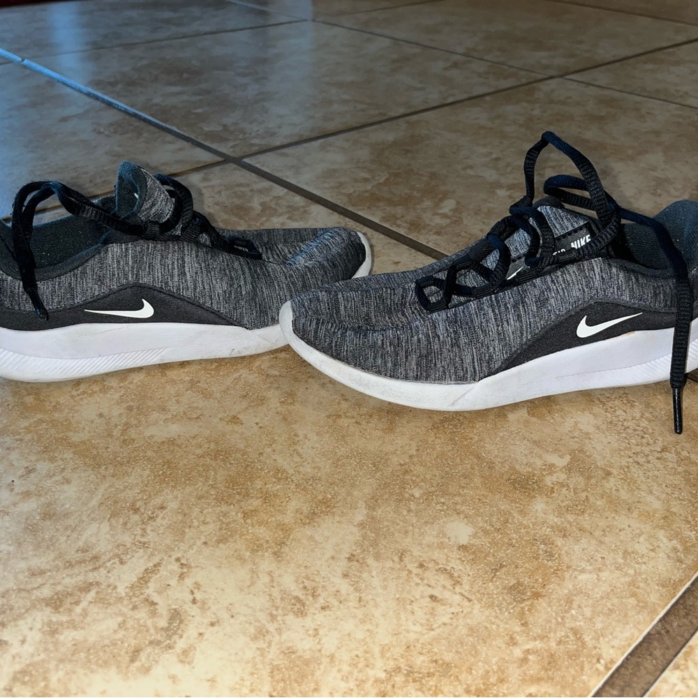 Nike Girls Gray/BlackAthletic Shoes